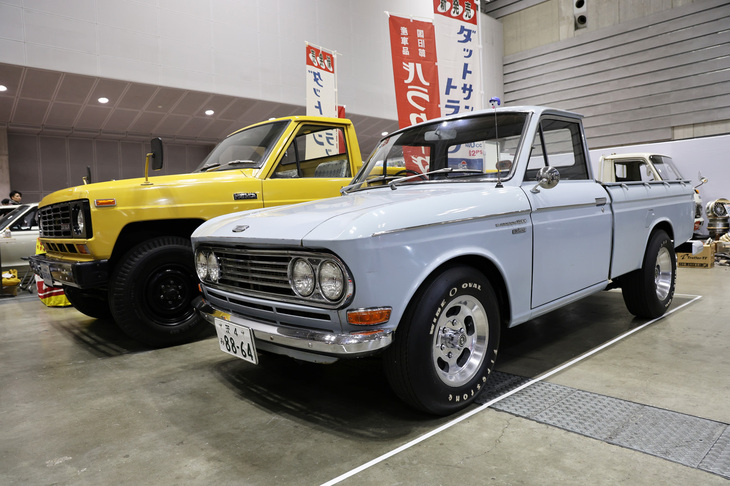 日産系商用車と旧車用部品のエキスパートであるバラクーダが出展していた2台。左の1983年「日産サファリ」は某官庁で電源車として使われていたという、本来は輸出仕様のみの希少なトラック版。右の「茨 5」のシングルナンバーの付いた1968年「ダットサン・トラック(520)」は、リアをちょっと上げてエンケイディッシュのアルミホイールを履かせた、1970年代のアメリカ西海岸風の仕立て。