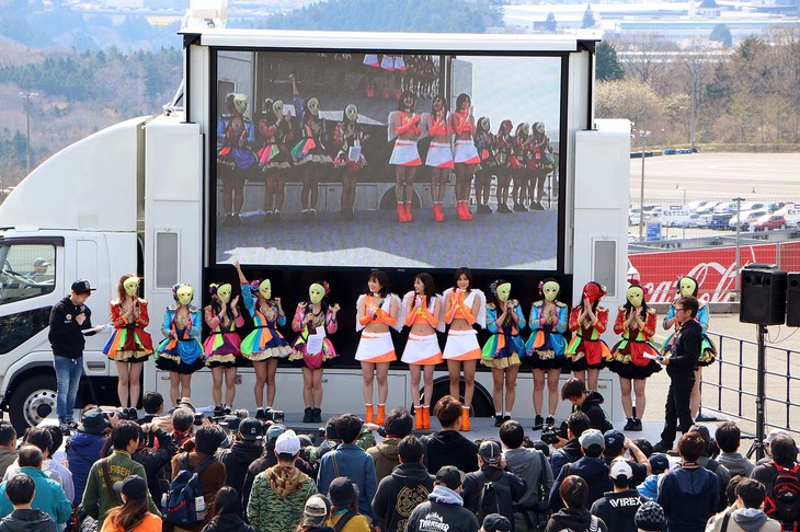 メインステージでは、アイドルユニット「仮面女子」のライブステージを中心に、バイク雑誌『モトチャンプ』や、ルノー・ジャポンによるトークショーなどを開催。総合司会はD1GPのMCとしても知られる鈴木 学さんが担当し、ステージを盛り上げた。