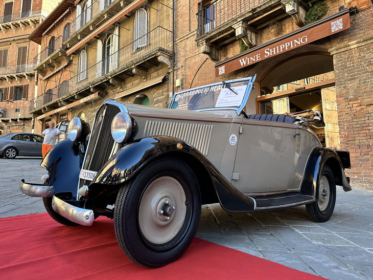 以下、展示車を年代順に。1934年「フィアット・バリッラ スパイダー ルッソ」。lusso(豪華)の名前どおり、もともとは軍用車として開発されたモデルではなかった。
