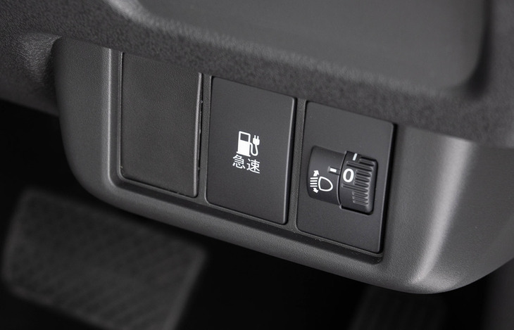 急速充電は「e: L」には標準装備でスタンダードグレードの「e: G」ではオプション。オープナーはステアリングホイールの右下にある。