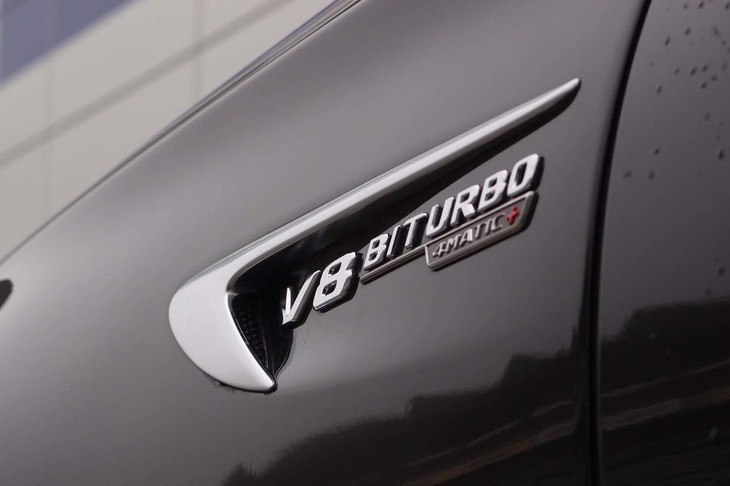 エンブレムに示されるとおり、「AMG E63 S 4MATIC+」のエンジンは2基のターボで過給される。最高出力612psで最大トルクは850Nm。
