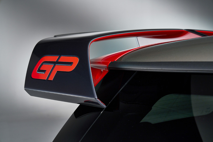 車両の正面からも見える大型のリアスポイラーをルーフ後方に配置。サイドには「GP」のロゴが入っている。