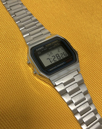 これまでレトロ感覚という言葉のみで片付けてきたが、購入してあらためて観察すると、タイムレスなデザインである。