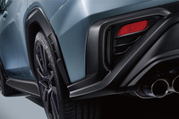 ホイールアーチに備わるプラスチックトリムは、2017年の東京モーターショーで発表された「VISIV PERFORMANCE CONCEPT」に用いられた意匠。走行中の空気を排出するエアアウトレットが組み込まれている。