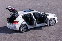 現行F40の外寸を先代F20の日本仕様車と比較すると、全長が-5mm、全幅が+35mm、全高が+25mmという違いになる。試乗車の電動パノラマガラスサンルーフは、15万円のオプションアイテム。