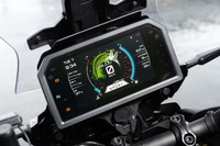 新たに採用された7インチのフルカラーTFTディスプレイ。専用のアプリが入ったスマートフォンをつなげば、ナビゲーションシステムの画面を映すことも可能だ。