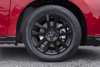 ベルリナブラック仕立ての15インチアルミホイールは専用デザイン。5本のWスポークで4穴締結は珍しい。