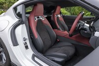 シートはボリュームのあるサポートが主張する。立派なセンターアームレストは肘が滑る。