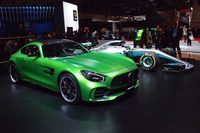 「メルセデスAMG GT R」(写真手前)。メルセデスのF1マシンとともに展示された。