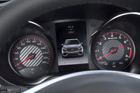 メーターパネルにはカーボン調模様のアクセントが施される。エンジン回転計の中には「AMG」のロゴも。