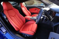 バケットシートが標準装備だが、テスト車には電動調整機構を備えたスポーツシートがオプション装着されていた。