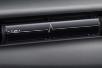 アロマオイル拡散機構付きインテリアパネルがオプションで用意されるのも最新型「ヴェゼル」の特徴。パネル内のシートは自由に差し替え可能で、標準で装備される3種類のほか、ホンダアクセス・オリジナルデザインシート(全7種)や好みの画像に変更してカスタマイズを楽しめる。