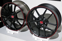 標準車の純正ホイール(右)と「リミテッドエディション」用のBBS製鍛造ホイール(右)。ホンダ関係者いわく、BBS製鍛造ホイールの単体販売は考えていないとのこと。
