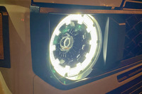 LEDの丸目ヘッドランプは日本市場専用のアイテム。従来型は角目だったので、多くのコアなファンは、新型「ランクル“70”」のフロントフェイスを歓迎しているようだ。