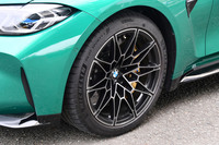 試乗車の装着ホイールは「Mライトアロイホイール ダブルスポークスタイリング826M」と呼ばれるブラックとシルバーのバイカラー仕様で、これに前275/35ZR19、後ろ285/30ZR20サイズの「ミシュラン・パイロットスポーツ4 S」タイヤを組み合わせていた。