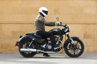 クルーザーモデルなのでシート高は740mmと低め。身長170cmの筆者が乗ると、写真のとおりゆとりをもって地面に足をつくことができる。