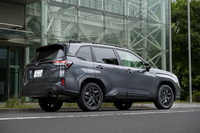 新型のパワートレインは2.5リッターの(ストロング)ハイブリッドと1.8リッターターボエンジンの2タイプ。「クロストレック」とは異なり、マイルドハイブリッドモデルは廃止されてしまった。