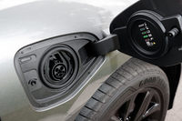 右フロントフェンダーに備わる普通充電のソケット。0%から100%までの充電に要する時間は、12.6時間とされている。