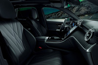 「GLC220d 4MATICエディションブラックスターズ」のインテリア。ブラックのナッパレザーと「ウッドインテリアトリム」、「Burmester 3Dサラウンドサウンドシステム」などが採用される。