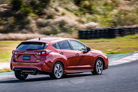 ルーフパネルとブレースの間に、振動の吸収性が高く制振性に優れた高減衰マスチック(弾性接着剤)を採用。ルーフの振動によって発生するノイズの音圧を低減させ、車内音の収束性も向上しているという。ボディーカラーは、写真の有償色「サンブレイズパール」を含む全9色が設定されている。