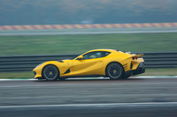 サイドビューではリアタイヤ後方に施された3本のスリットも「812スーパーファスト」との違い。これも空力デバイスで、ホイールハウスから出る空気を上へそらす効果がある。