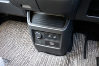 センターコンソールの下部にはUSBタイプCポート(2つ)とHDMIポートが備わっている。