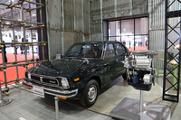1973年に登場した「ホンダ・シビックCVCC」と、副燃焼室を持つ1.5リッター直4 SOHCのCVCCエンジン単体。