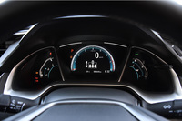 扇形に3分割されたメーターはデジタル式。ステアリングスイッチで表示の切り替えができる。