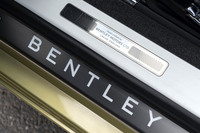 「コンチネンタルGT V8コンバーチブル」のサイドシルプレート。「Hand crafted by BENTLEY MOTORS LTD」のに続き、本社工場の所在地を示すCREWE,ENGLANDの文字が見える。