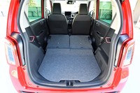 燃料タンクを前席の下に配置するセンタータンクレイアウトのおかげで、後席を倒した際には、床面が低くフラットなラゲッジスペースがつくり出せる。