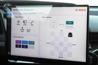 ドライブモードを選択、調整するタッチスクリーン。右上部の「Luxury」「Soft」「Sport」「Light weight」のボタンでモードを選択できるほか、その下のマトリックスをタッチすると、触れられたマスに応じて、より細かく車両の特性が切り替わる。マトリックスは、縦軸がロール/ピッチといった車両挙動の大きさ、横軸がヨーレートの大きさだ。