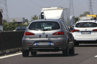 「アルファ・ロメオ147 1.6ツインスパーク」。2003年以前の前期型ゆえ、最も若くても車齢18年ということになる。ステッカーにオーナーの愛着が感じられる。