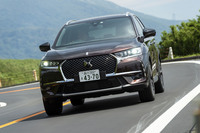 カメラが路面状況を読み取ってダンパーの減衰力を最適化する「DSアクティブスキャンサスペンション」は全車に標準装備される。