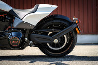 軽量化のため、スイングアームやサブフレームにはアルミを採用。現行のソフテイルファミリーでは、リアサスペンションはシートの下部に装備されている。