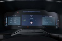12.3インチのフル液晶メーターは青基調の表示となる。エンジン車と同様、スピードメーターやタコメーターはシトロエンならではの個性的な表示だ。