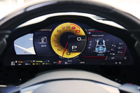 16インチサイズのフルデジタル曲面メーターが組み込まれたインストゥルメントパネルを採用。