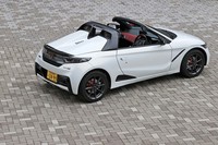 ボディーカラーは「プレミアムスターホワイト・パール」(写真)と「ソニックグレー・パール」の2色展開。後者は「バージョンZ」専用色となっている。