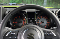 ヘアライン加工の装飾パネルが目を引くメーターまわり。速度計とエンジン回転計が左右に分離しており、その間にモノクロのインフォメーションディスプレイが装備される。