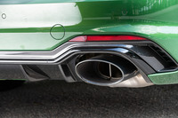 リアビューで目を引く大きな楕円(だえん)のマフラー。試乗車には走行モードに応じてサウンドが切り替わる「RSスポーツエキゾーストシステム」が装備されていた。