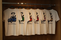 「VICK × Gクラス Tシャツ」。VERDY氏が初めて購入したクルマである「Gクラス」とVICKのイラストが描かれている。