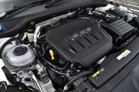 「アルテオン」に搭載されるパワーユニットは、最高出力272PS、最大トルク350N・mを発生する2リッター直4ターボエンジン。7段デュアルクラッチトランスミッション「DSG」が組み合わされる。