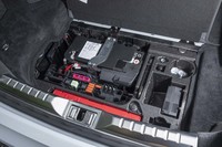 前後の重量配分に配慮し、重量物であるバッテリーは車体後部、荷室のフロア下にレイアウトされている。