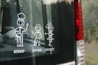 第467回で紹介したイタリアの「個人名入り・子ども乗せてますステッカー」は、最近さらに進化。保護者の職業(または趣味)を暗示させるものまで登場している。