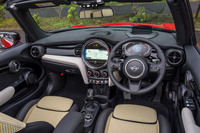 インテリアもインストゥルメントパネルまわりを中心にデザインを変更。オプション装備として、新たにアンビエントライトが設定された。