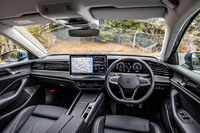 エクステリアに負けないくらいに新鮮な新型「パサート」のインテリア。ソフトな素材で覆われたダッシュボードにはシルバーのステッチがあしらわれ、ダッシュボードの中心には15インチサイズのタッチ式ディスプレイが置かれる。