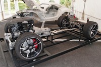 新型「スープラ」のベアシャシー。写真に見られる直6エンジンはスペックに至るまで「Z4」と同一だが、ホイールのデザインや足まわりのセッティングは異なっている。