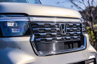 車幅いっぱいに広がる横一文字のランプと「ダイレクトプロジェクション式フルLEDヘッドライト」、そして「カスタムデザイン」と呼ばれるダーククロームメッキのフロントグリルが目を引く「N-BOXカスタム ターボ」のフロントフェイス。