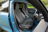 完全なレザーフリーインテリアを実現しているのも「C40リチャージ」の特徴。シートにはスエードテキスタイルとマイクロテックのコンビ表皮を使う。
