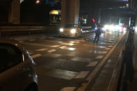 前回の甲州街道トラブルではパトカーが1台、警官3人が出動。「今回は深夜だったのでメーワクも少しで済んだ」と言うが……。