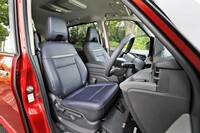 「ルキシオン」はハイブリッド車のみに設定される「セレナ」の最上級グレード。インテリアではインストロアやドアトリムクロスが専用表皮となり、ブラックの木目柄装飾パネルが用いられるほか、シート表皮も合成皮革となる。